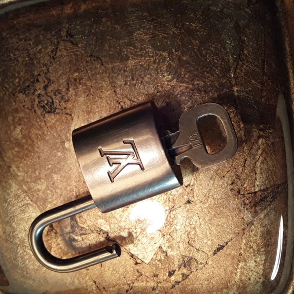 Auth LOUIS VUITTON #321 Lock & Key, Brass - Picture 15 of 17